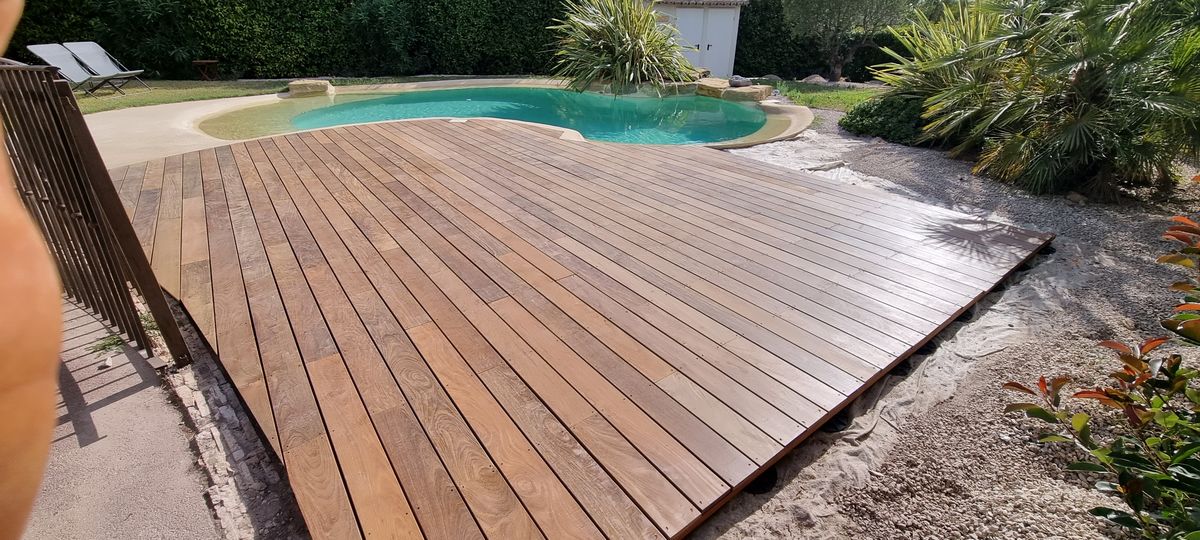 Terrasse bord piscine closeup