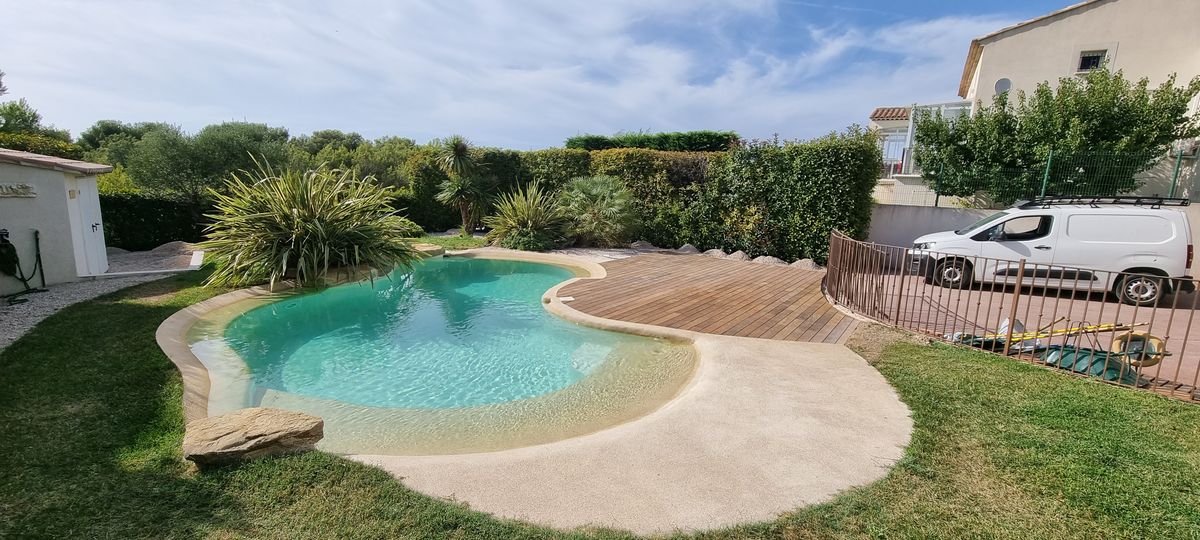 Terrasse piscine jardin tropical