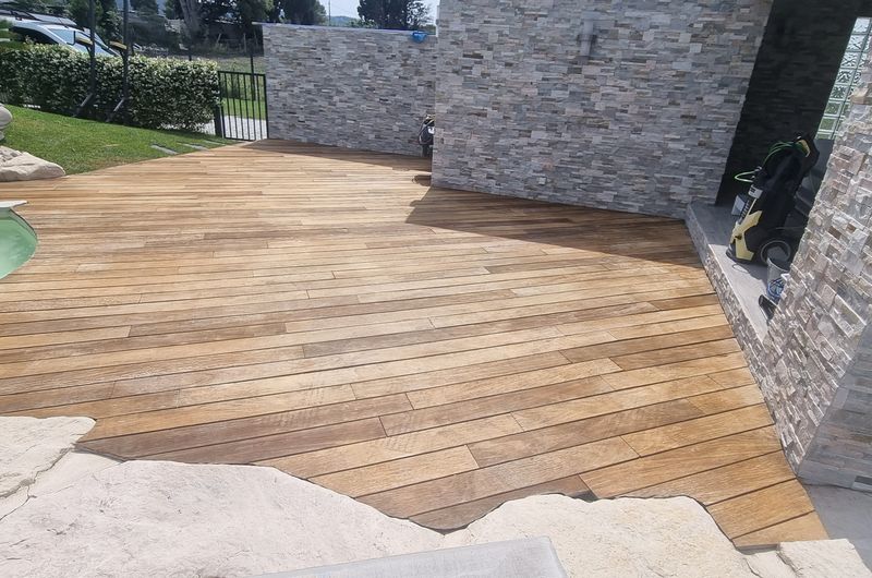 Deck bois piscine courbe